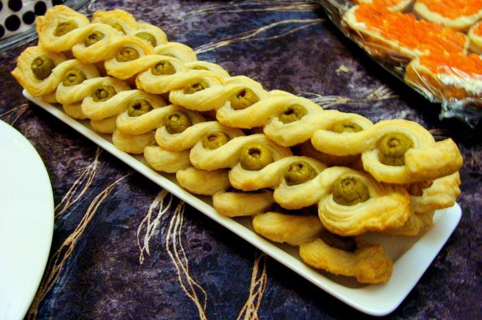 Слоеные косички с оливками
