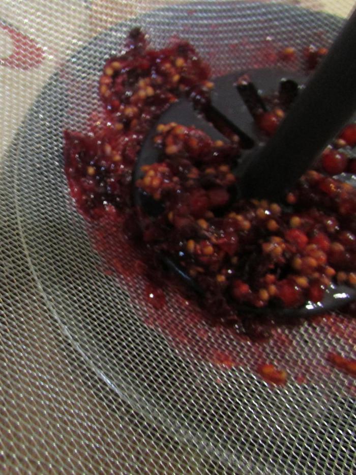 Панкейки с пшенными хлопьями и ягодным соусом