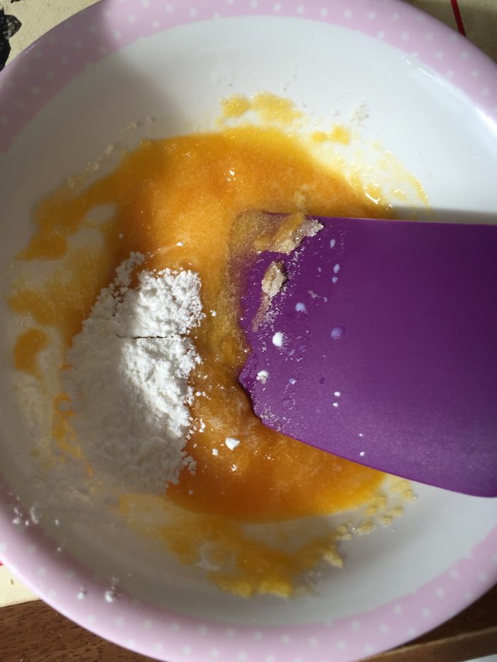 Яблочно-сливовый штрудель с ванильным соусом