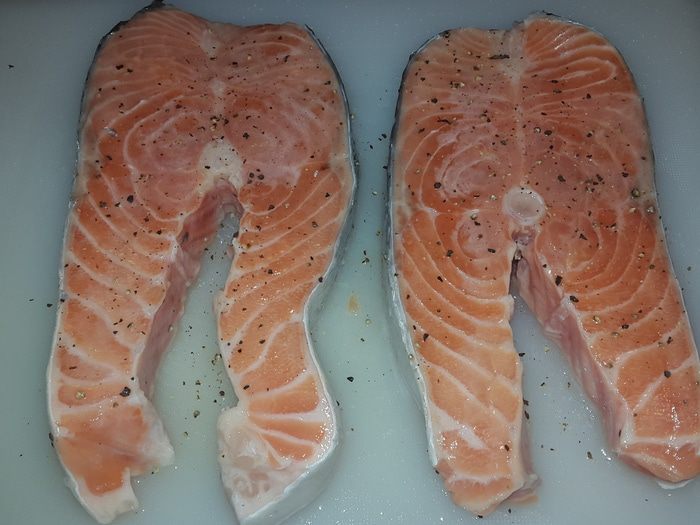 Жареный лосось и кускус со шпинатом