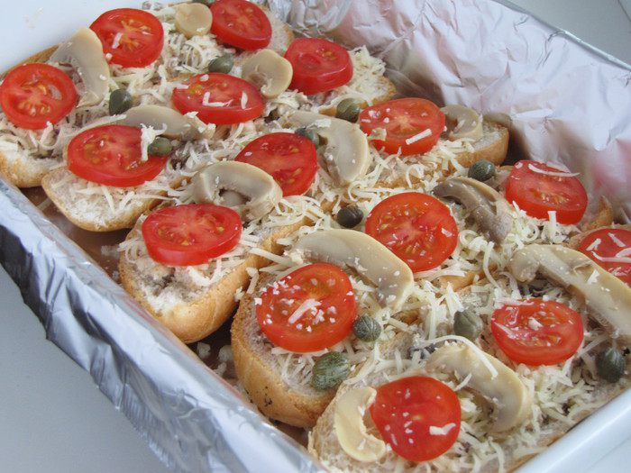 Мини-багеты, фаршированные курицей и грибами