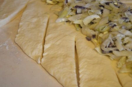 Плетенка с капустой, яйцом и красным луком