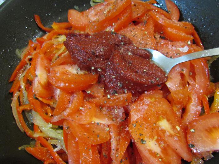 Открытый пирог с сыром и курицей