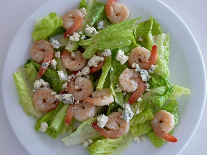 Салат с креветками и орехами пекан