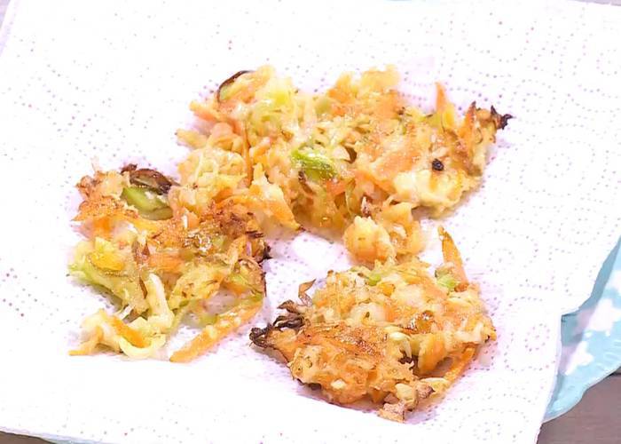Капустные оладьи с морковью и луком-пореем 