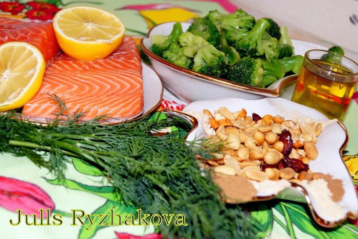 Форель в ореховом соусе с брокколи