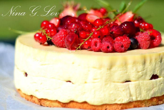 Творожный торт-мусс с ягодами в белом шоколаде