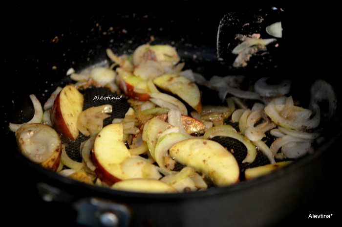 Теплый салат с куриной печенью и яблоком
