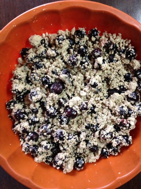 Постный овсяный пирог с халвой и черной смородиной