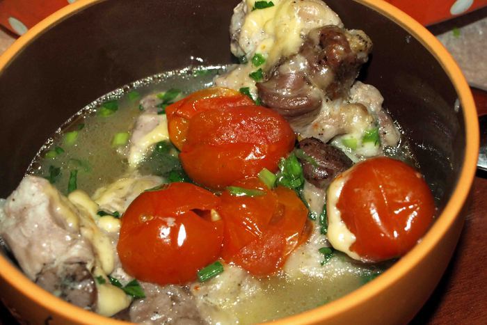 Свинина, запеченная с помидорами черри и сыром