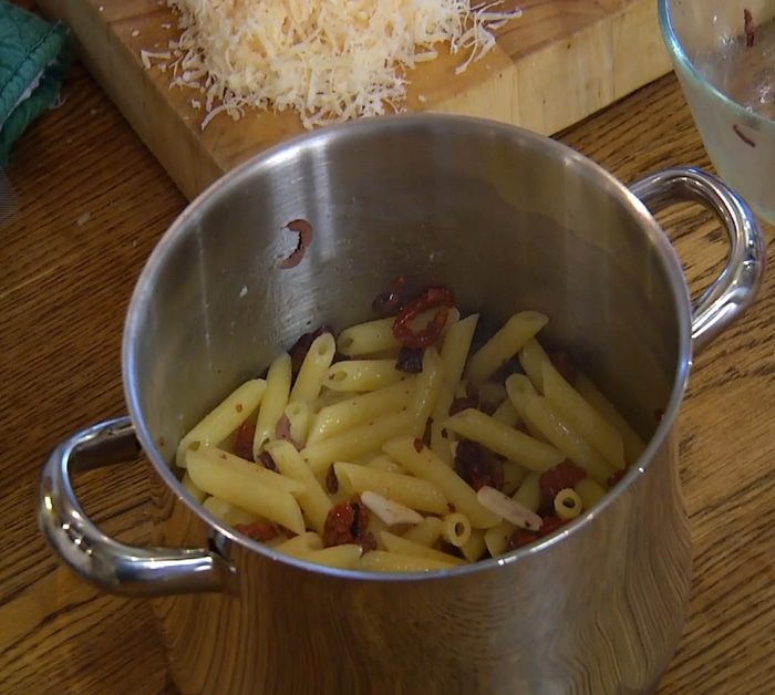 Теплый салат из пенне с ветчиной и руколой