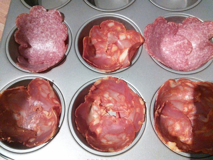 Закусочные маффины в стаканчиках из чоризо-салями