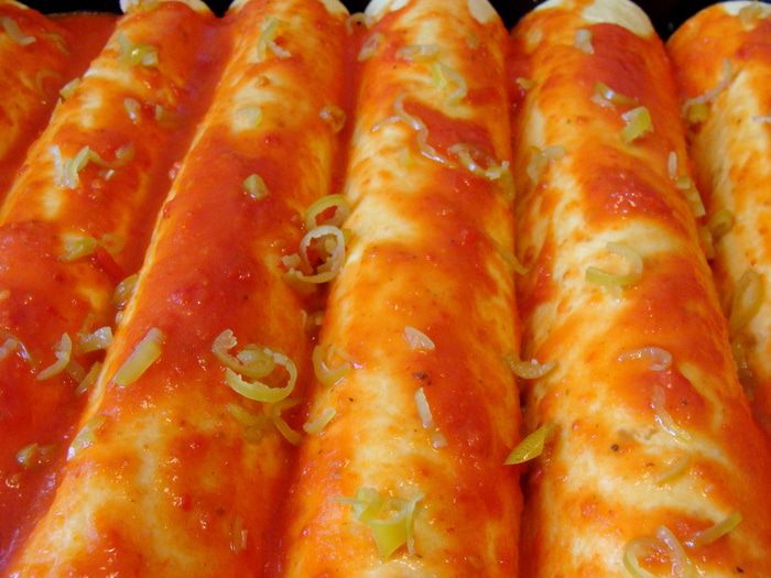 Мексиканские лепешки с фасолью, сыром и острым соусом