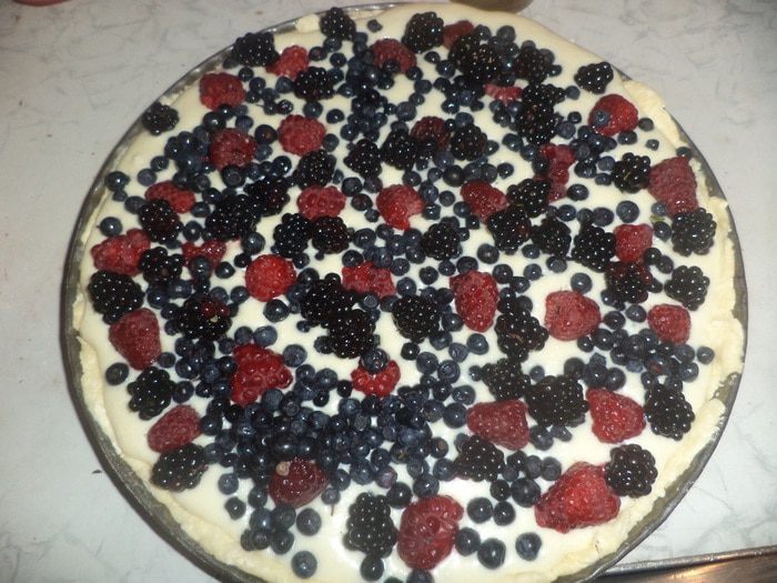 Пирог с творожно-ягодной начинкой