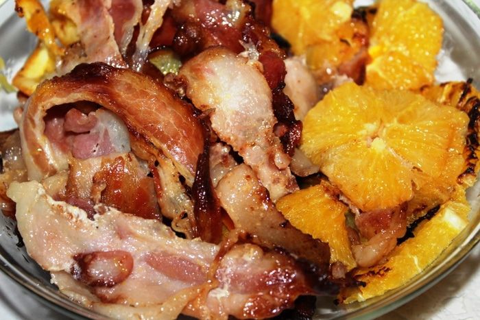 Румяные цыплята с апельсинами в беконе