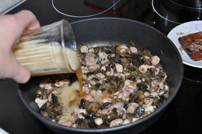 Пирожки с начинкой, тушенной в пиве и сыром
