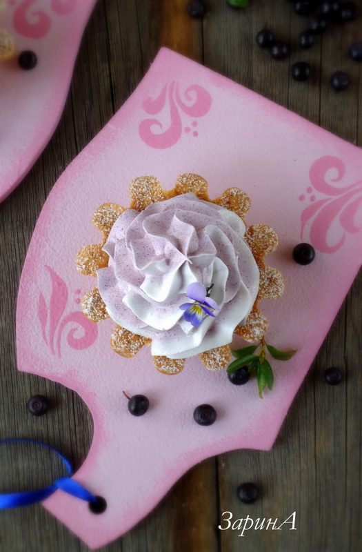 Корзиночки с черничным кердом и безе