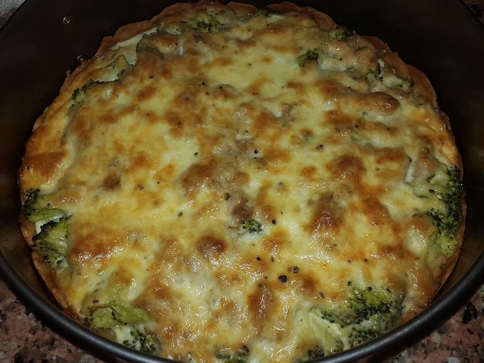 Киш с брокколи, тунцом и сыром