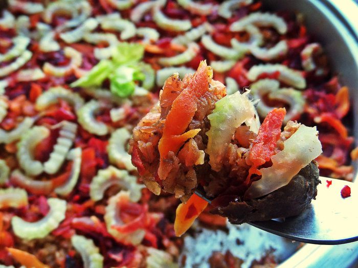 Куриная печень с овощами и гречкой