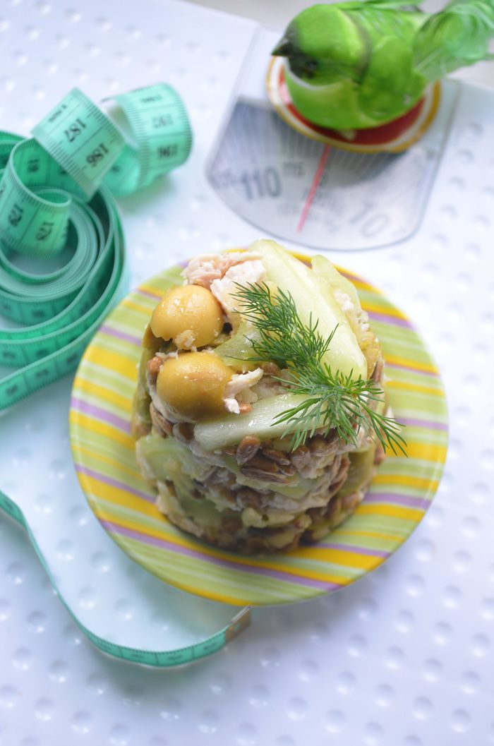 Салат с оливками и стеблями сельдерея 