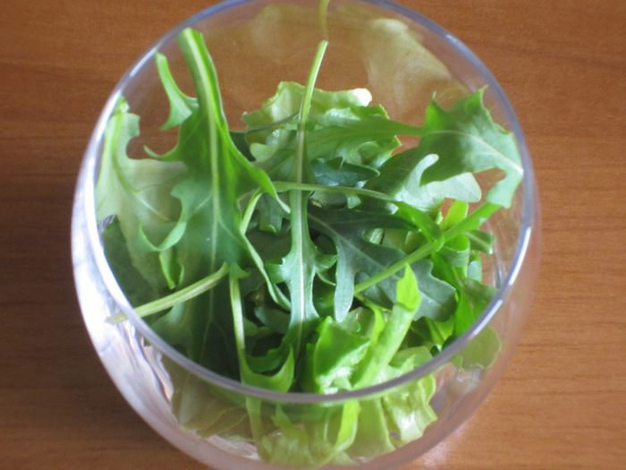 Салат с моцареллой, пармской ветчиной и нектарином