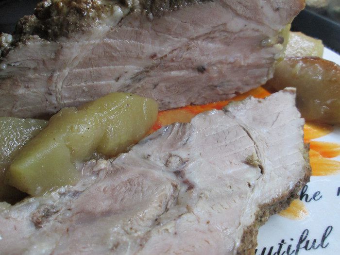 Свинина, запеченная в яблоках