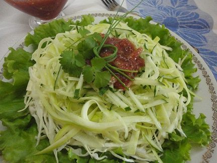 Салат-фреш из кабачков с огурцами