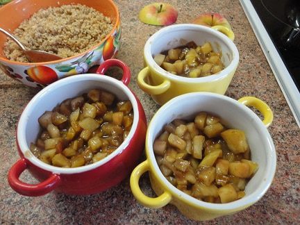 Крамбл яблочный с курагой и абрикосовым пюре