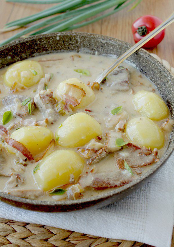Мясное жаркое в соусе из сливок и белого вина