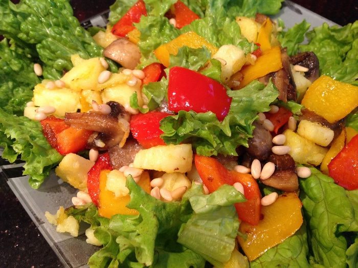 Теплый салат с кедровыми орешками