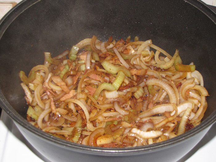 Баранина в пиве с пряными сливами