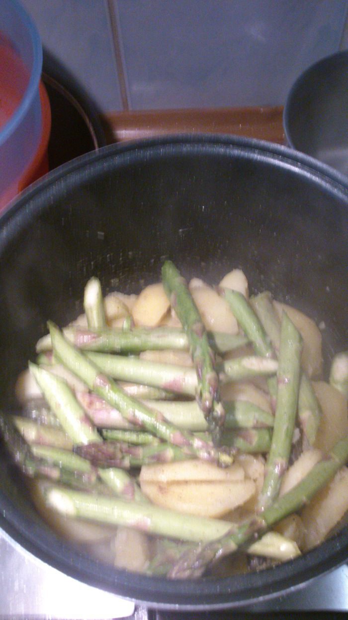 Запеченная форель со спаржей и картофелем