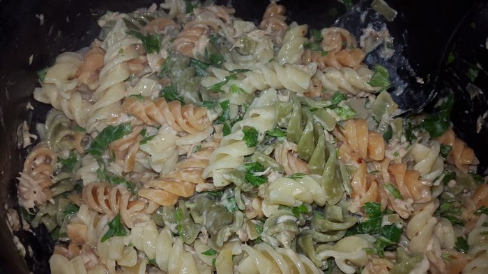 Цветная паста с тунцом в сливочном соусе