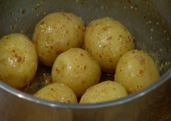 Салат с молодым картофелем, редисом и кижучем