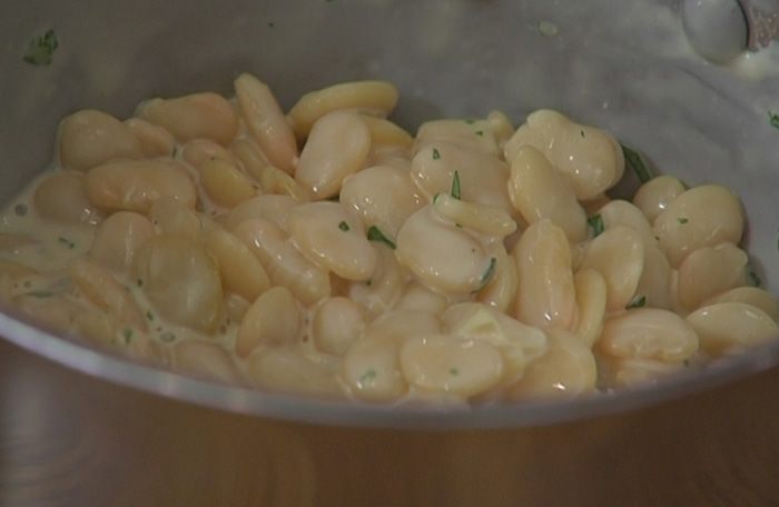 Острый салат из фасоли с креветками