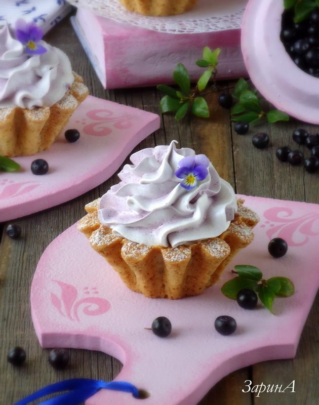 Корзиночки с черничным кердом и безе