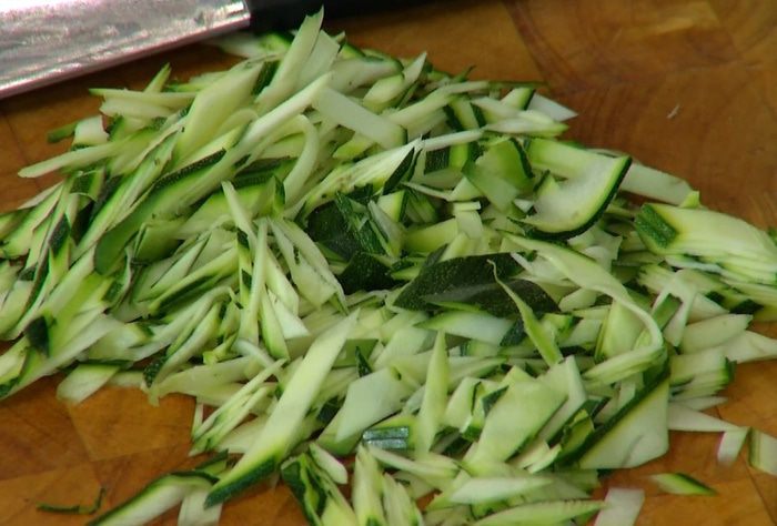 Спагетти с цукини, розмарином и чесноком