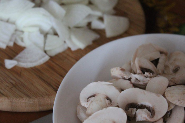 Паста с сливочно-грибным соусом и плавленным сыром