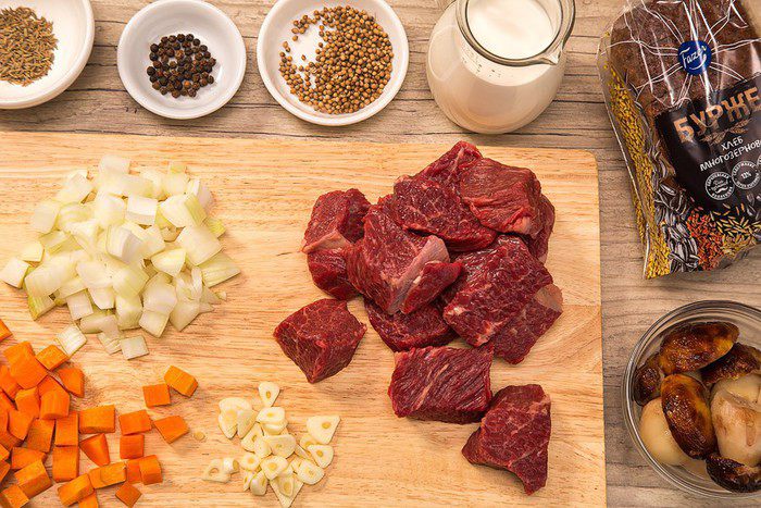 Говядина, тушёная с овощами в хлебном соусе