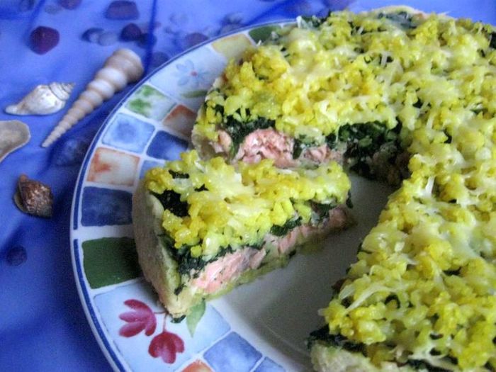 Пирог с лососем, рисом и песто