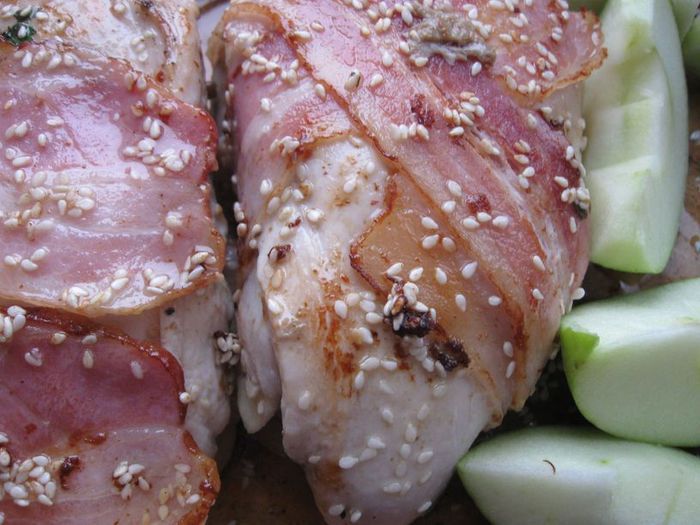 Куриное филе, фаршированное зеленым яблоком и грибами    