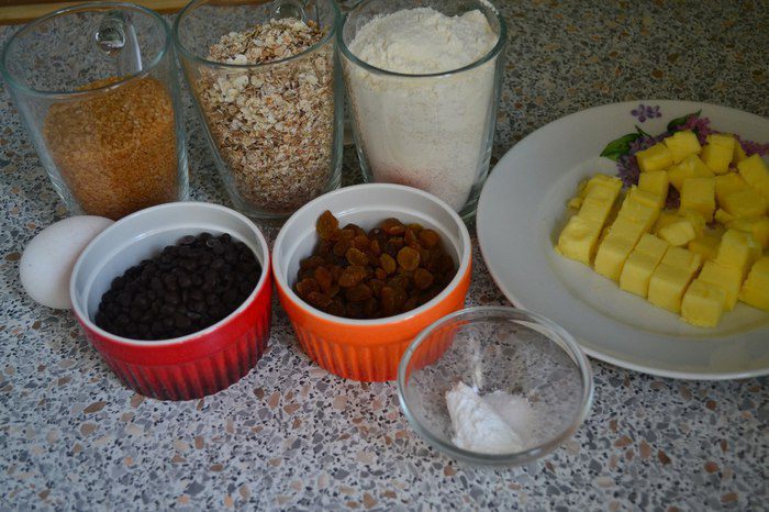 Овсяное печенье с изюмом и кусочками шоколада