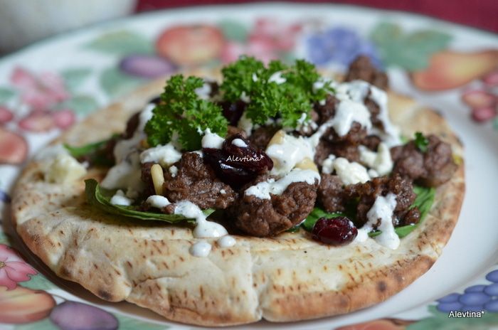 Ужин в турецком стиле на лепешке