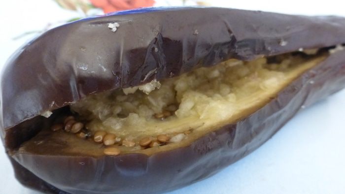 Соленые баклажаны с чесноком, морковью и пастернаком