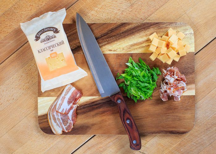 Пирог с ветчиной, сыром и зеленым луком