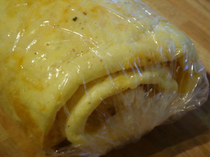 Рулет-суфле с пармезаном и вялеными томатами