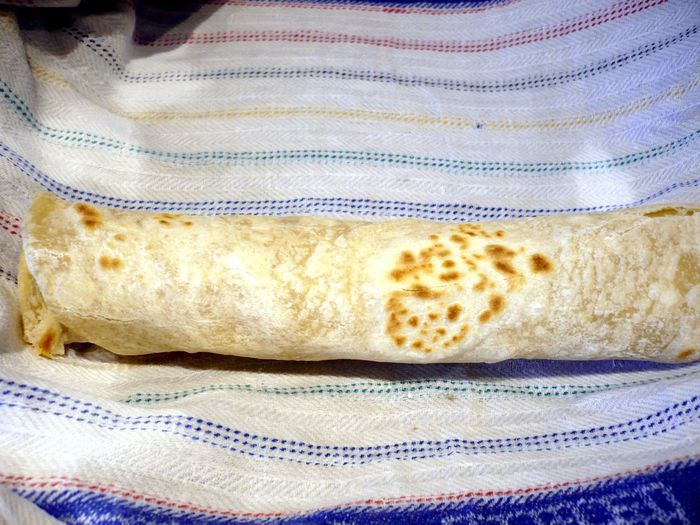 Индийская лепешка с куриной колбаской и овощами