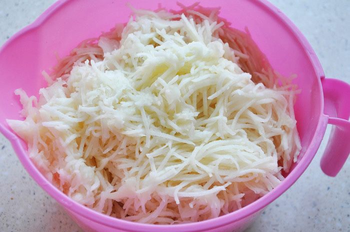 Картофельные оладьи с щучьей икрой и сметанкой