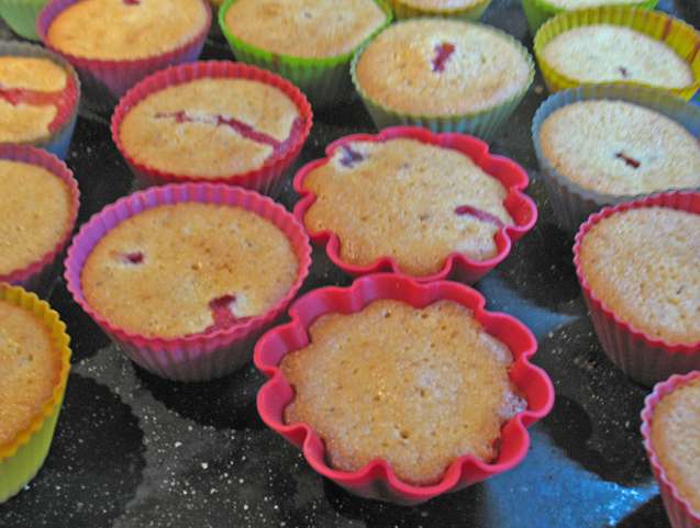 Клубнично-кокосовые маффины со сливочным кремом