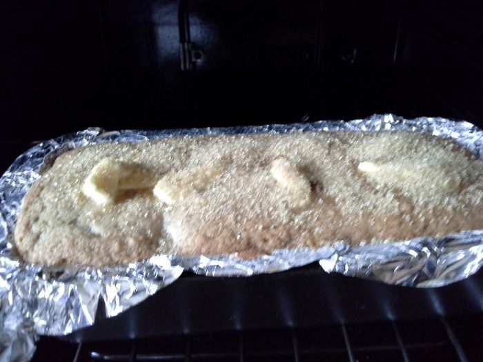 Кекс с виноградом и карамельной шапочкой
